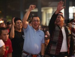 Haru Biru Warga Nobar bersama Kapolda Kepri