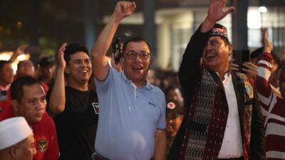 Haru Biru Warga Nobar bersama Kapolda Kepri