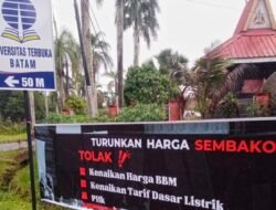 Spanduk Penolakan Kenaikan Tarif Listrik, PHK dan Kenaikan Harga bahan Pokok di Batam
