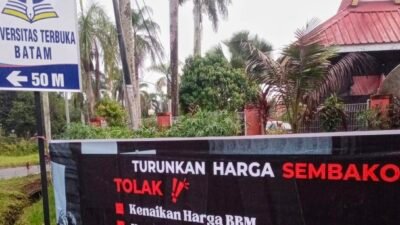 Spanduk Penolakan Kenaikan Tarif Listrik, PHK dan Kenaikan Harga bahan Pokok      di Batam
