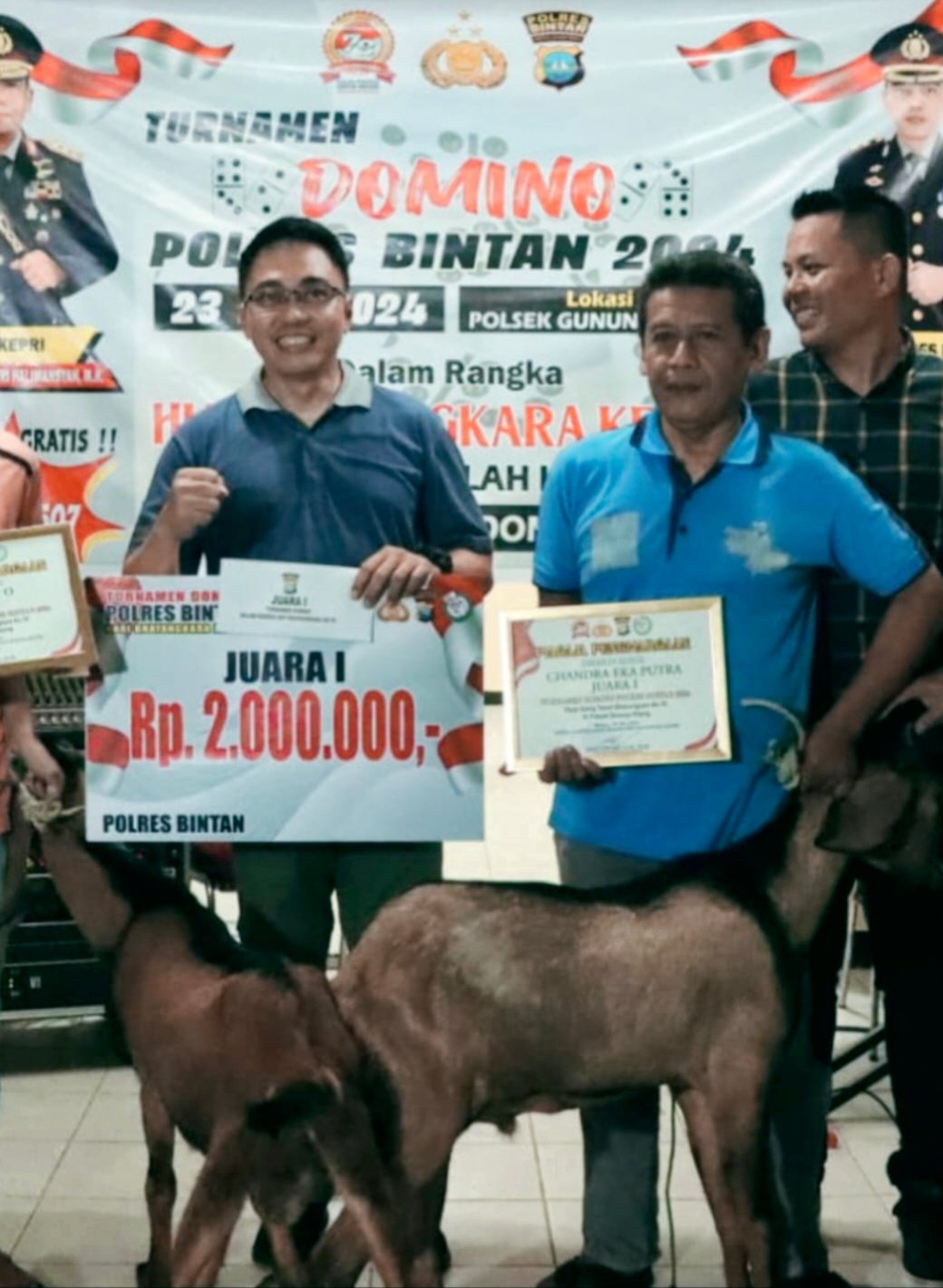 Kapolres Bintan AKBP Riky Iswoyo, S.I.K., M.M memberikan hadiah 2 ekor Kambing kepada pemenang turnamen Domino