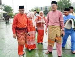 Jefridin dan Keluarga Rayakan Iduladha dengan Baju Melayu Senada