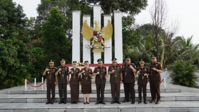 Kejaksaan Tinggi Kepulauan Riau melaksanakan Upacara Ziarah di Taman Makam Pahlawan (TMP) Pusara Bhakti Tanjungpinang