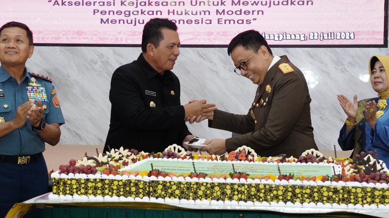 Gubernur Kepulauan Riau Ansar Ahmad, S.E., M.M bersama Kepala Kejaksaan Tinggi Kepulauan Riau Teguh Subroto,S.H., M.H