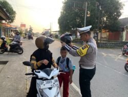 Sat Lantas Polres Bintan Berikan Helm Gratis Kepada Pengandara Motor