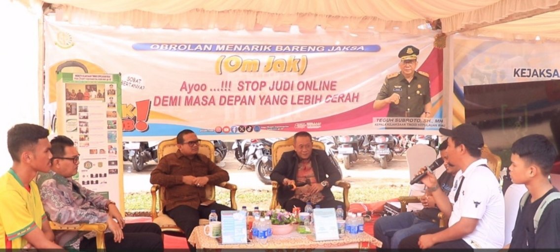 Kasi Penkum Kejati Kepri Denny Anteng Prakoso, S.H., M.H., menjadi moderator sekaligus narasumber pada program Obrolan Menarik Jaksa Menjawab