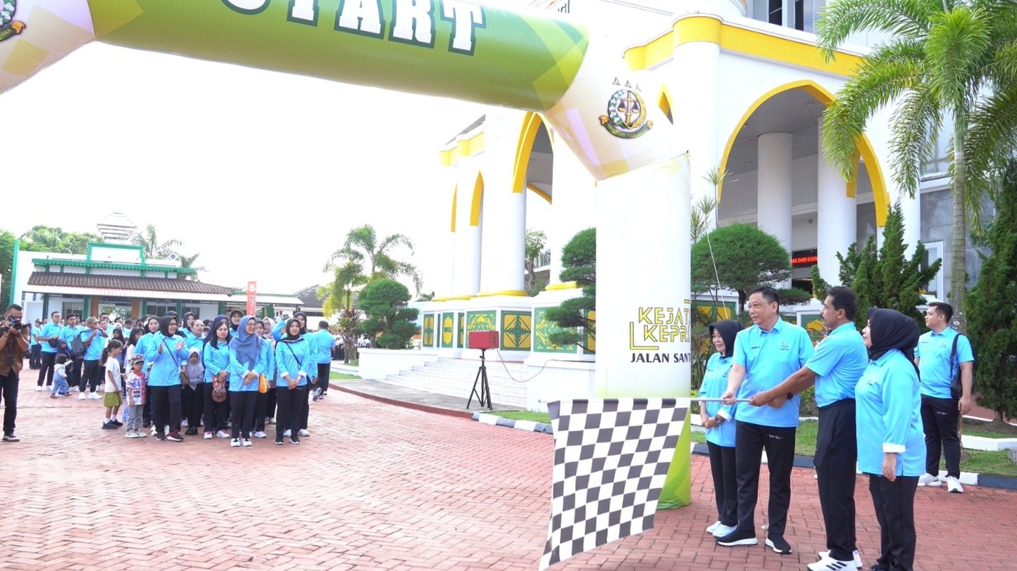 Kegiatan jalan santai ini diikuti secara langsung Kajati Kepri Teguh Subroto, SH., MH