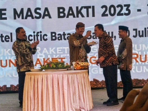 Gubernur Kepulauan Riau, H.Ansar Ahmad.SE.MM di daulat keatas panggung untuk menerima suapan tumpeng
