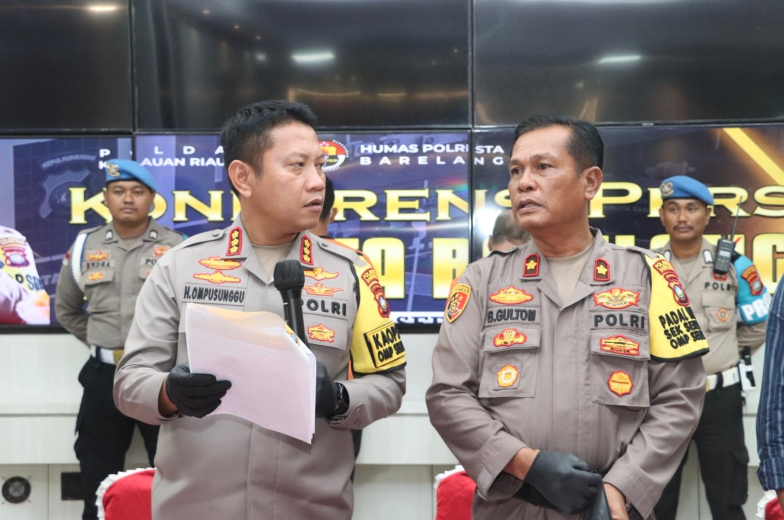 Kapolresta Barelang Kombes Pol H. Ompusunggu, SIK, MSi dan Kapolsek Sekupang, Kompol Benhur Gultom, S.E., M.M