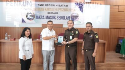 Sosialisasi Bahaya NAFZA Dan Bullying, Tim JMS Kejaksaan Tinggi Kepri Hadir Di SMKN 4 Batam