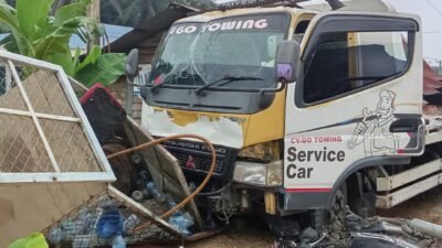 Rem Blong, Mobil Towing Seruduk Warung Sembako dan Pengendara Sepeda Motor