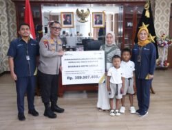 KAPOLDA KEPRI IRJEN POL YAN FITRI HALIMANSYAH SERAHKAN SANTUNAN KEPADA KELUARGA ALMARHUM BHARAKA DEFRI ARDILLA, ANGGOTA SAT BRIMOB POLDA KEPRI