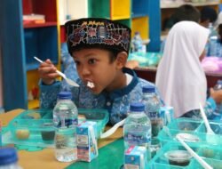 Kapolresta Barelang Bersama Ketua Bhayangkari Kota Barelang Gelar Pendistribusian Makanan Sehat Bergizi Bersama