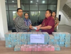 Kejati Kepri Menerima Uang Pengembalian Kerugian Keuangan Negara Sebesar Rp. 3,75 Milyar dari Tersangka SY