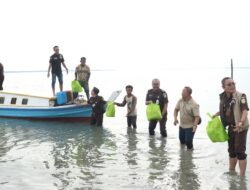 Kajati Kepri Kunjungi Petugas dan Warga di Mercusuar Pulau Terkulai dan Pulau Tunjuk