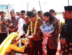 Kajati Kepri Jehezkiel Devy Sudarso Disambut Gubernur Kepri dengan Tari Persembahan Adat Melayu di Bandara Raja Haji Fisabilillah