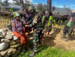 Pengobatan Gratis Satgas Yonif 521/DY Memberikan Layanan Cintai Kesehatan Bagi Masyarakat di Papu