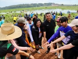 Jaga Kualitas Air, BP Batam bersama Masyarakat Gotong Royong Bersihkan Waduk