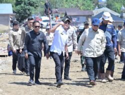 Bupati Tapteng  Dampingi Presiden  Tinjau Jembatan Bailey Sungai Garoga