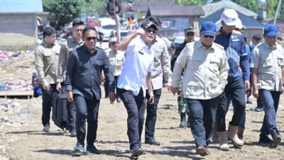 Bupati Tapteng  Dampingi Presiden  Tinjau Jembatan Bailey Sungai Garoga