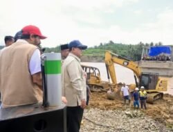 Presiden Prabowo Tinjau Pengerjaan Jembatan Bailey Teupin Mane di Bireuen