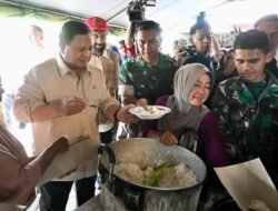 Presiden Prabowo Subianto Meninjau  Tenda Pengungsian Korban Bencana di Kabupaten Bireuen