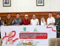 Amsakar- Li Claudia Serahkan Bantuan Rp4,8 M dari Batam untuk Aceh